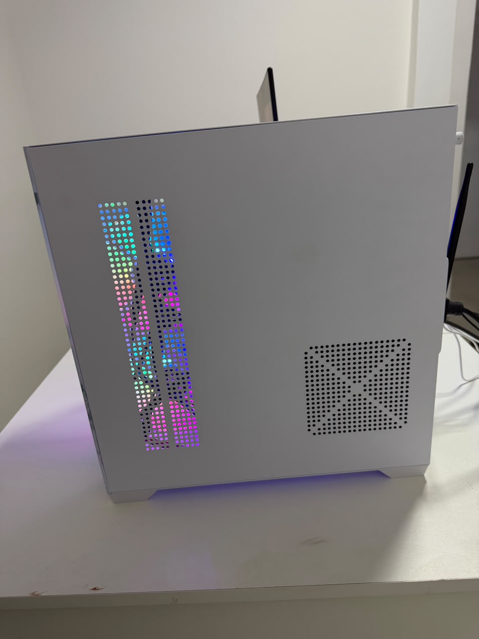 PC Gamer Aquário Grodd – AMD Ryzen 7 5700, RX 7600 8GB , 2x8 16GB DDR4, SSD e Fonte 600W - Imagem 3